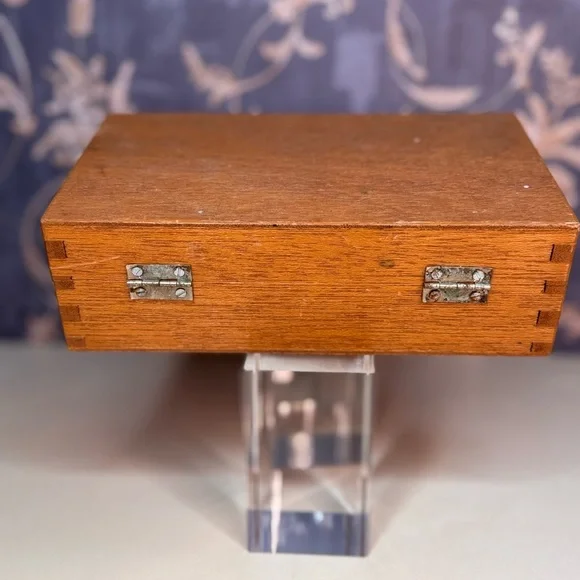 Vintage Estate Wooden Storage Box with Metal Clasp and Dovetailed Edges - Picture 5 of 10